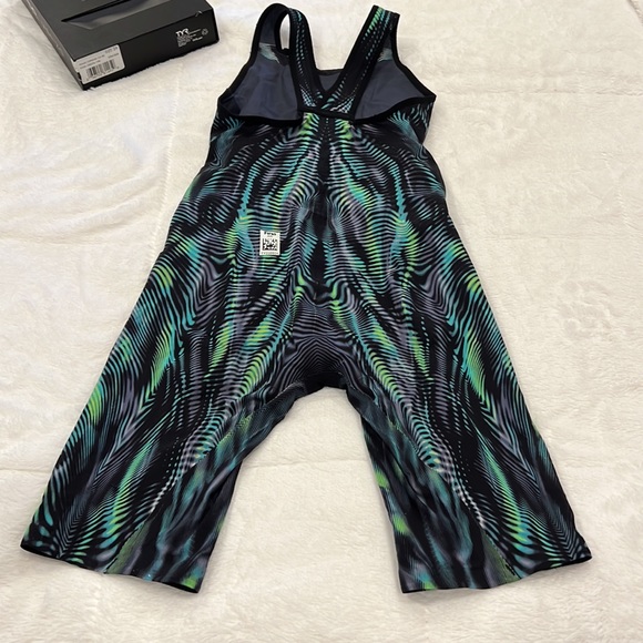 TYR VENZO Kneeskin - Picture 2 of 6